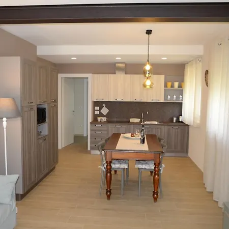 Costa Del Garda - شقة لاتيزي